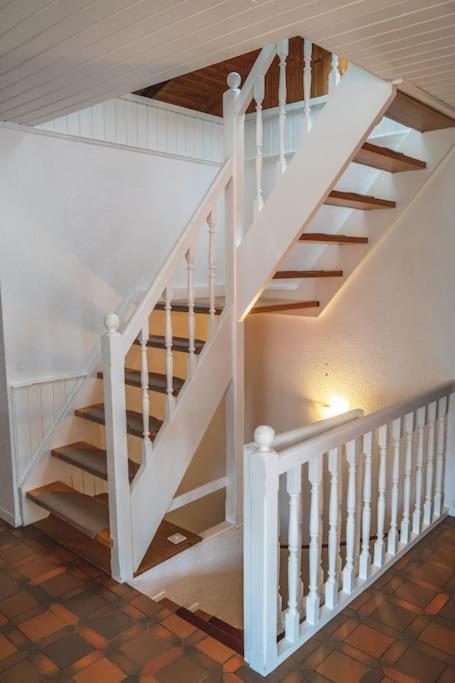 Cheerful Villa With Fireplace, Bath-Tub And Garden Noville Bagian luar foto