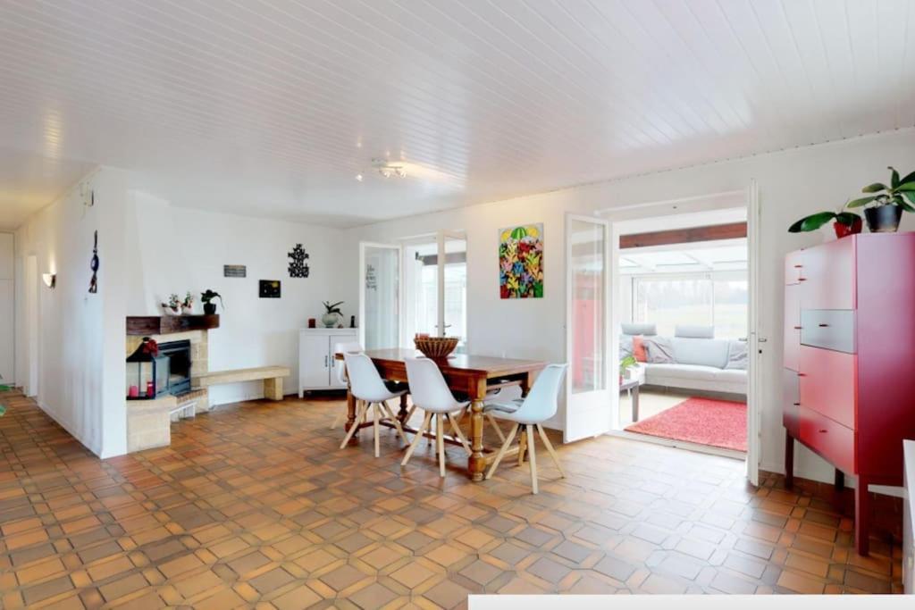 Cheerful Villa With Fireplace, Bath-Tub And Garden Noville Bagian luar foto